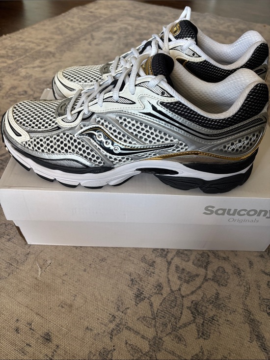 Saucony Other - Saucony Men’s Progrid Omni 9 Retro Running Shoes - size 10 - Silver/Gold